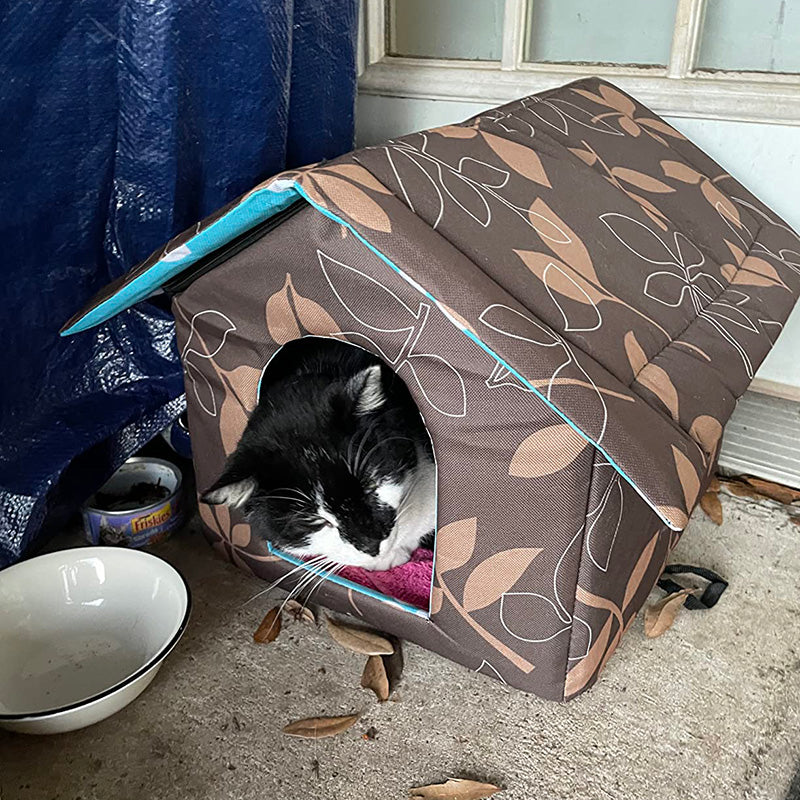 Outdoor Feral cat House With Self Warming Pad for Winter